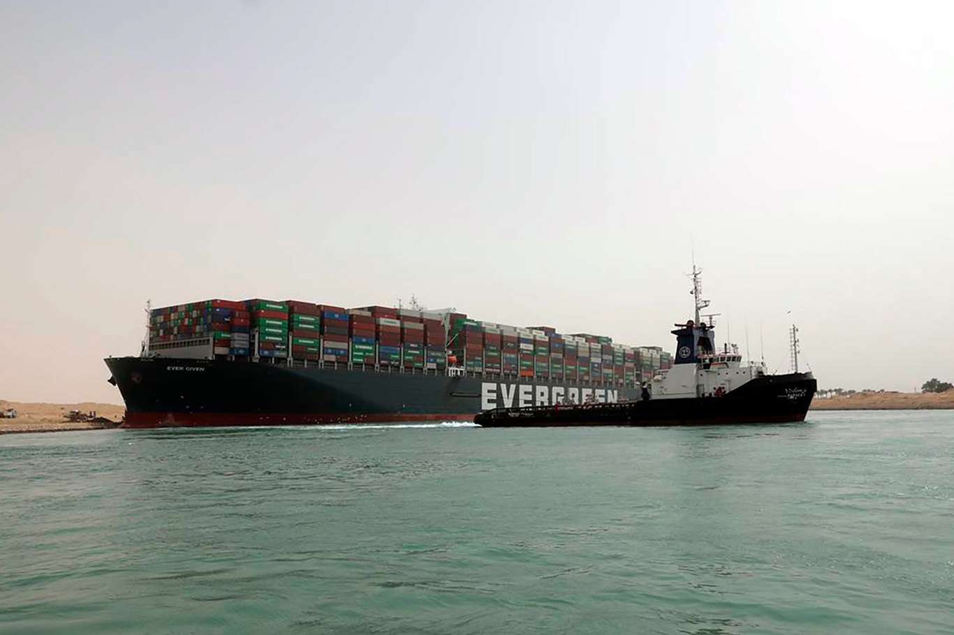 Süveyş Kanalı'nda karaya oturan konteyner gemisini kurtarma çalışmaları devam ediyor